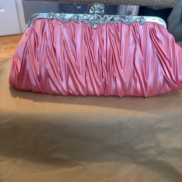 Source Unknown Pink Ruched Clutch - Picture 2 of 10